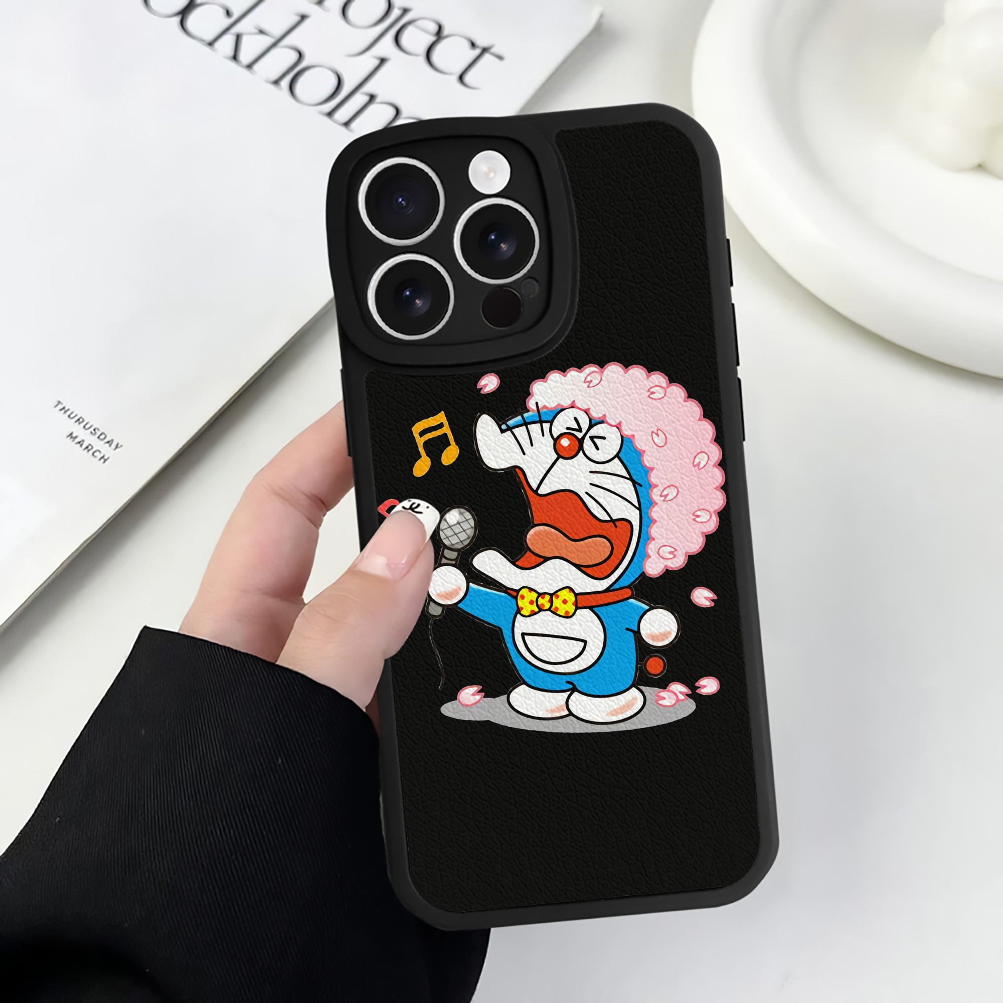 （画像用） ドラえもん Doraemon 【iPhone 16シリーズ対応】シリコンスマホケース（レザー調） 材質：シリコン